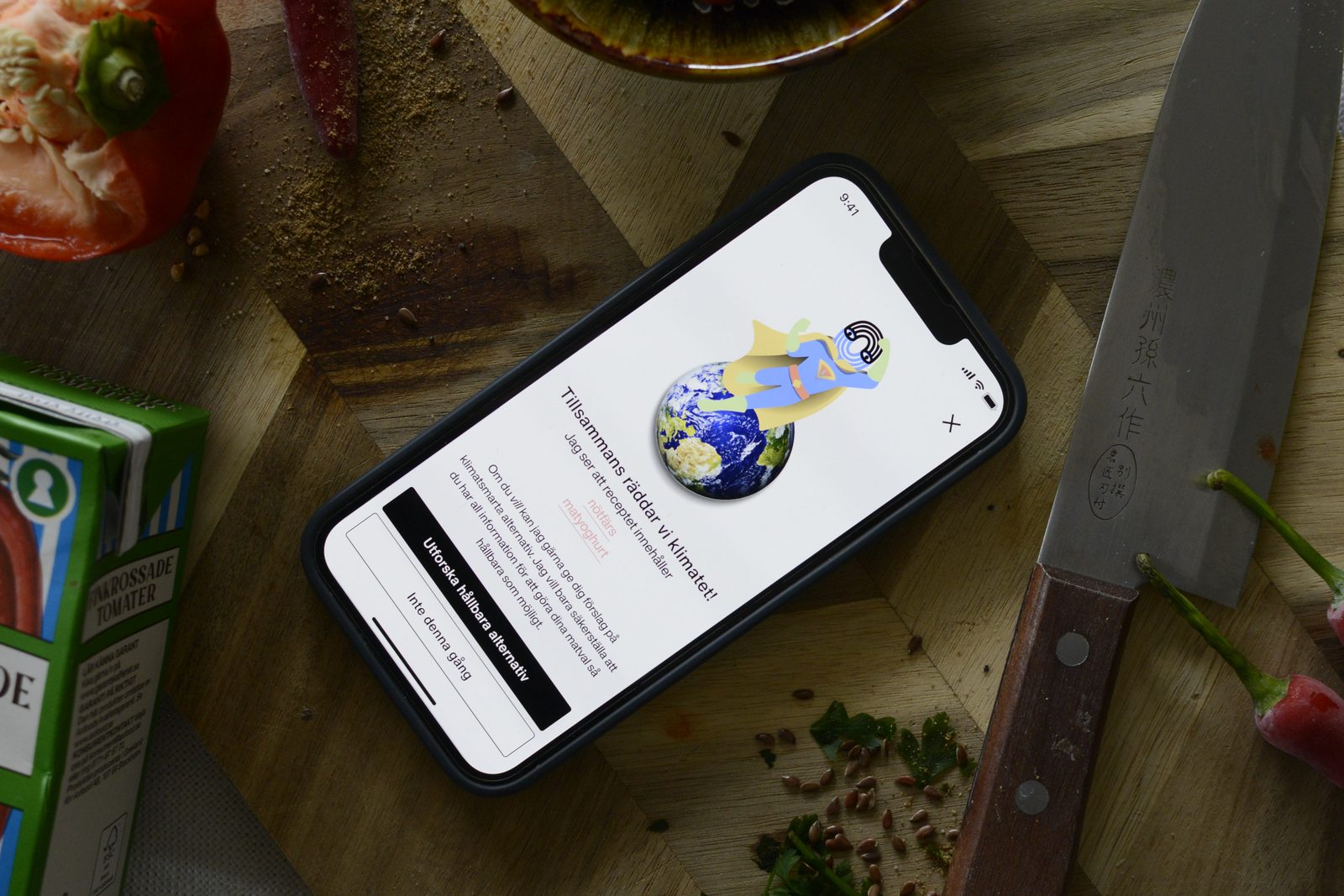 Kurr-appen på en telefon bland grönsaker